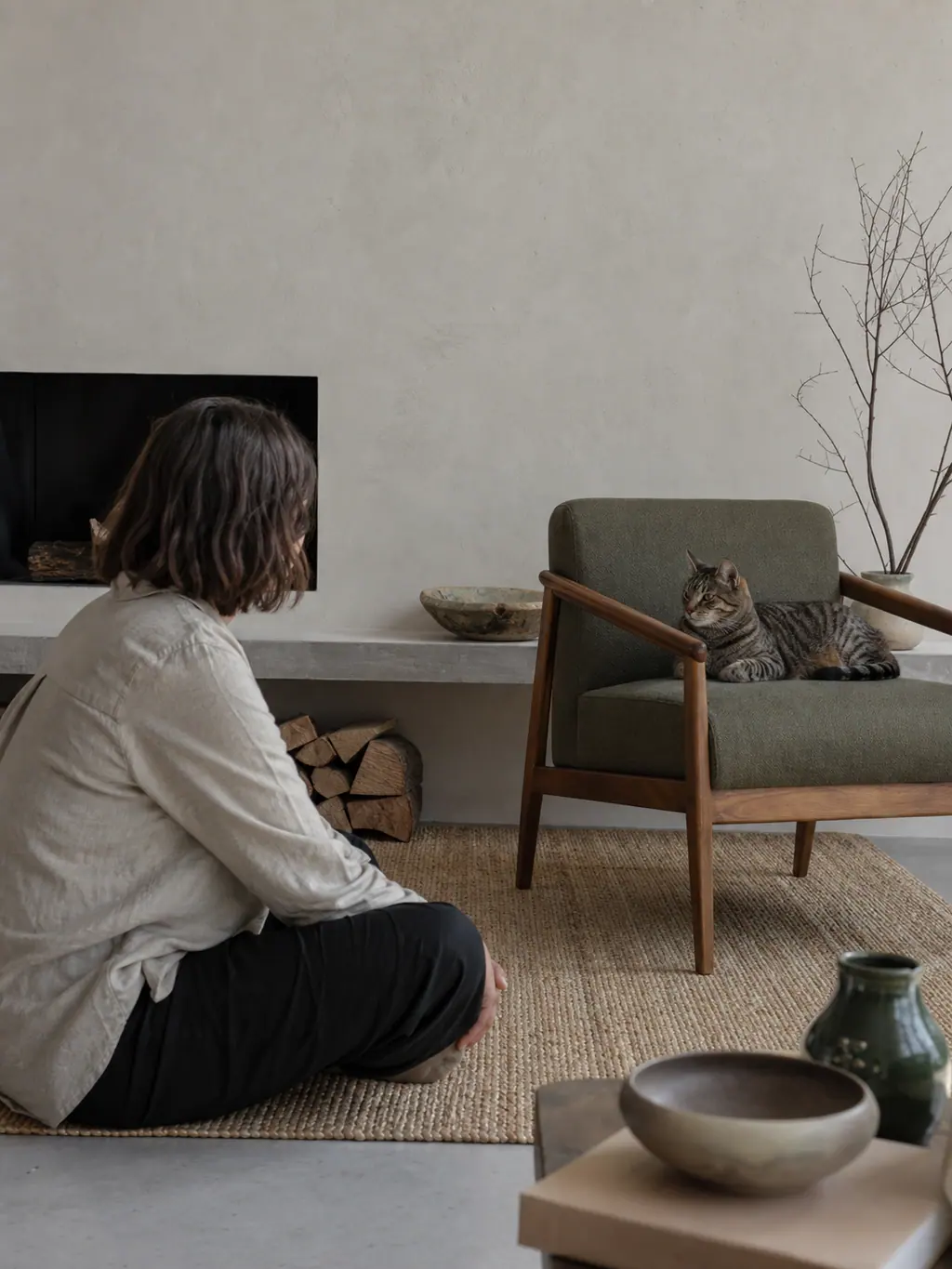Personne observant un chat à distance dans une pièce calme